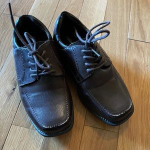 A pair of size 10 boys RobertDavid dress shoes.